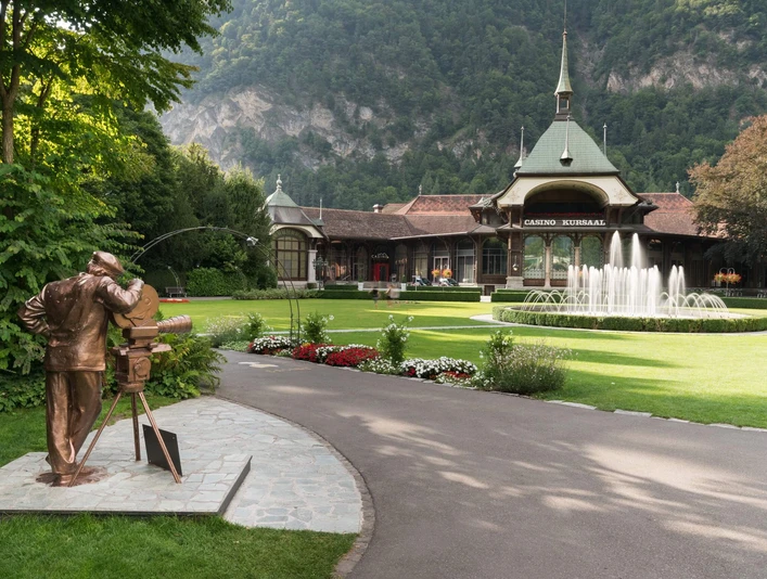 interlaken-kursaal-park-hauptbild-sommer-statue