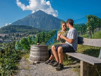 spiez-rebberg-paar-sommer-baenkli-niesen-kulinarik