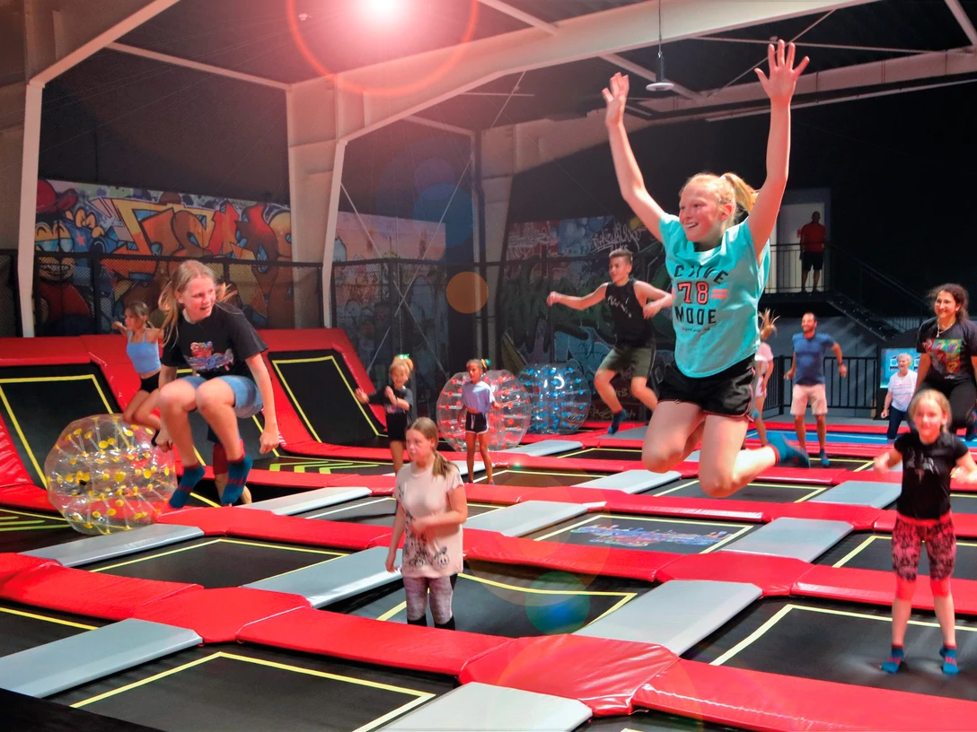Hi! Jump Park.jpg Das Bild zeigt die Halle mit Trampolinen und springenden Kindern