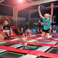 Hi! Jump Park.jpg Das Bild zeigt die Halle mit Trampolinen und springenden Kindern