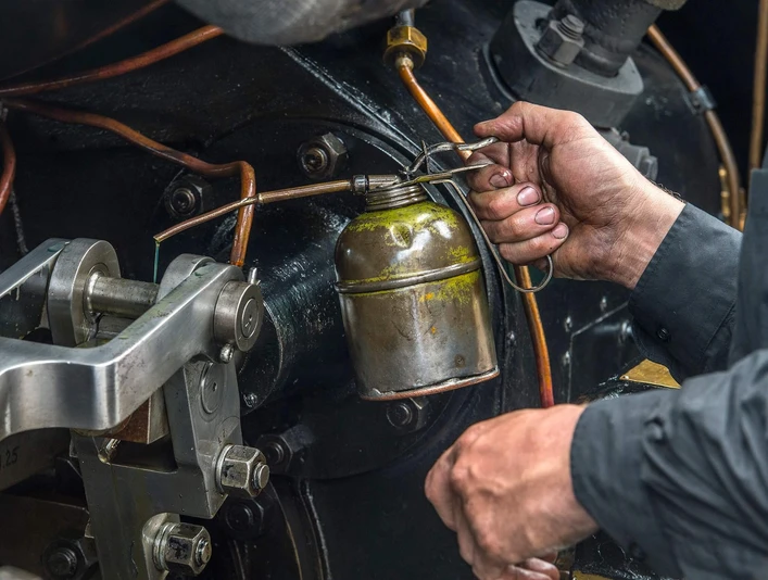 brienz-depotbesichtigung-getriebe-dampflokomotive