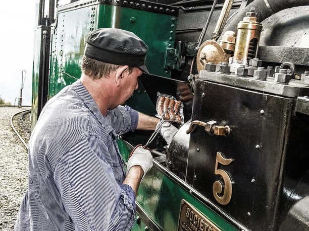 brienz-depotbesichtigung-dampfwuerschtli-bummler