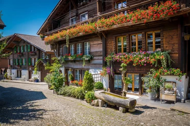 brienz-gefuehrter-dorfrundgang-chalet-sommer-blumen