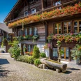 brienz-gefuehrter-dorfrundgang-chalet-sommer-blumen