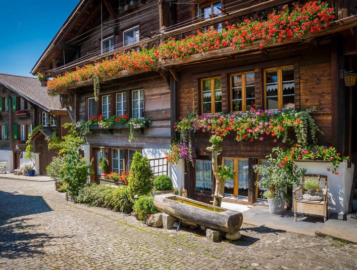 brienz-gefuehrter-dorfrundgang-chalet-sommer-blumen