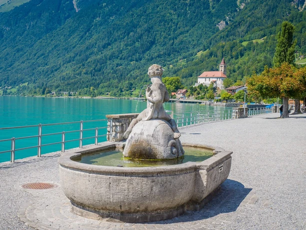 brienz-gefuehrter-dorfrundgang-brunnen-sommer-brienzersee