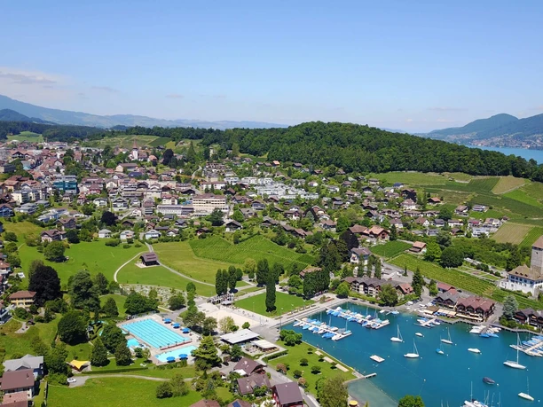 spiez-beach-arena-spiezer-bucht-sommer-thunersee