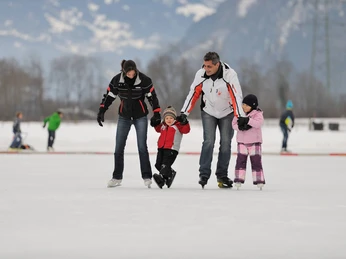 brienz-natureisbahn-schlittschuhlaufen-winter-eis