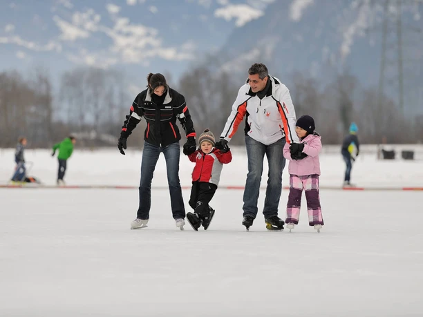 brienz-natureisbahn-schlittschuhlaufen-winter-eis