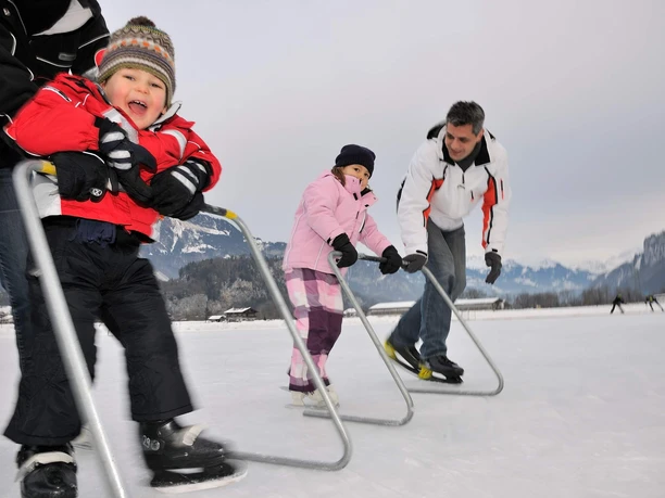 brienz-natureisbahn-kinder-schlittschuhlaufen-winter-hilfen
