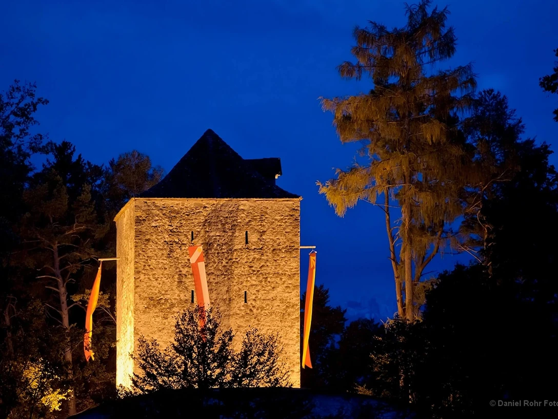 gwatt-bei-thun-straettligburg-thun-beleuchtung-sommer-abend