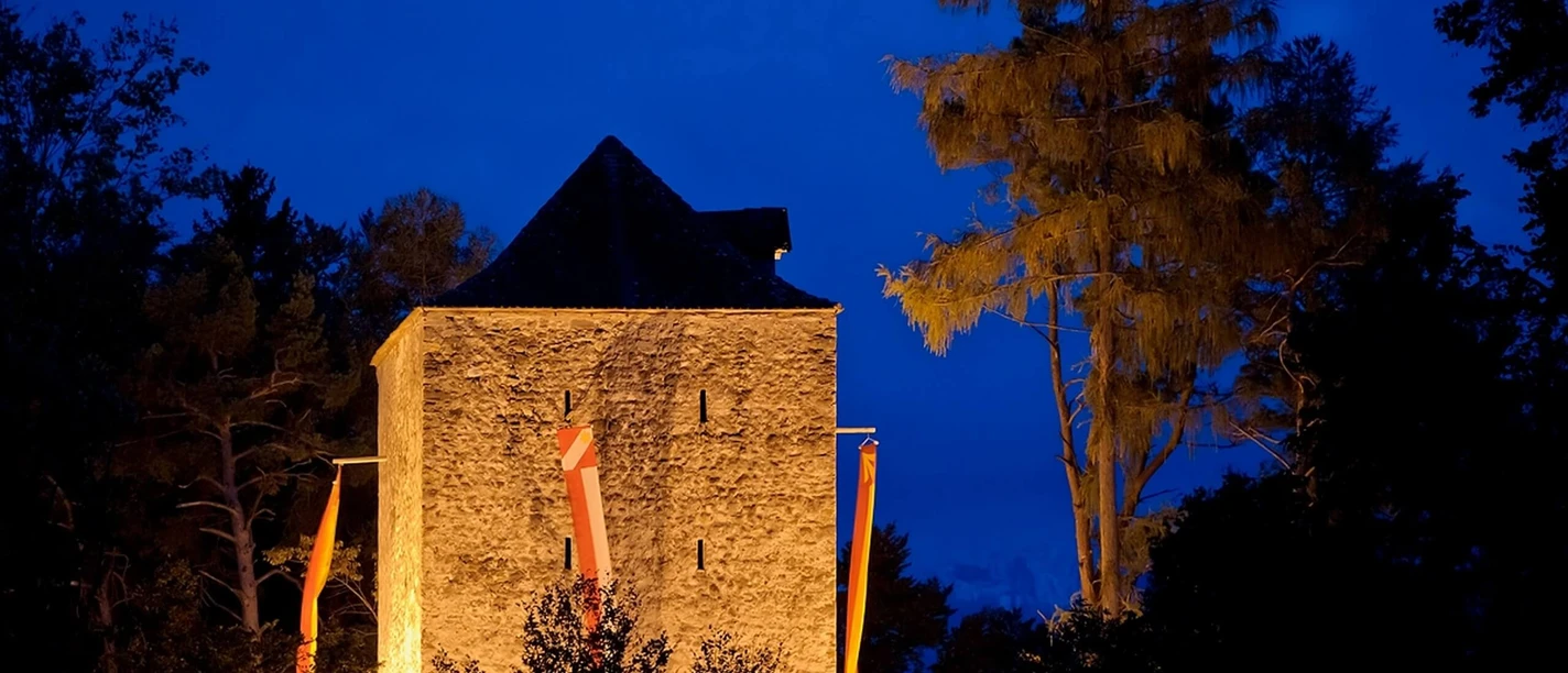 gwatt-bei-thun-straettligburg-thun-beleuchtung-sommer-abend