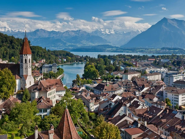 thun-schlossberg-sommer-kirche-panorama-thunersee
