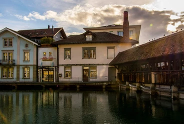 thun-theater-alte-oele-aare-sommer
