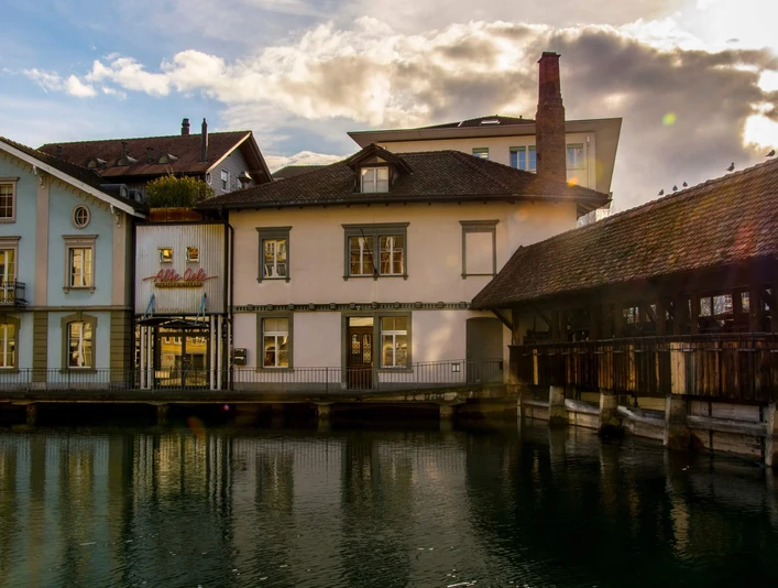 thun-theater-alte-oele-aare-sommer