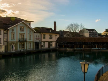 thun-theater-alte-oele-aare-fluss-gebaeude