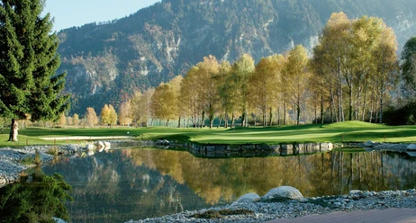 unterseen-golfplatz-wiese-teich-sommer-golfen