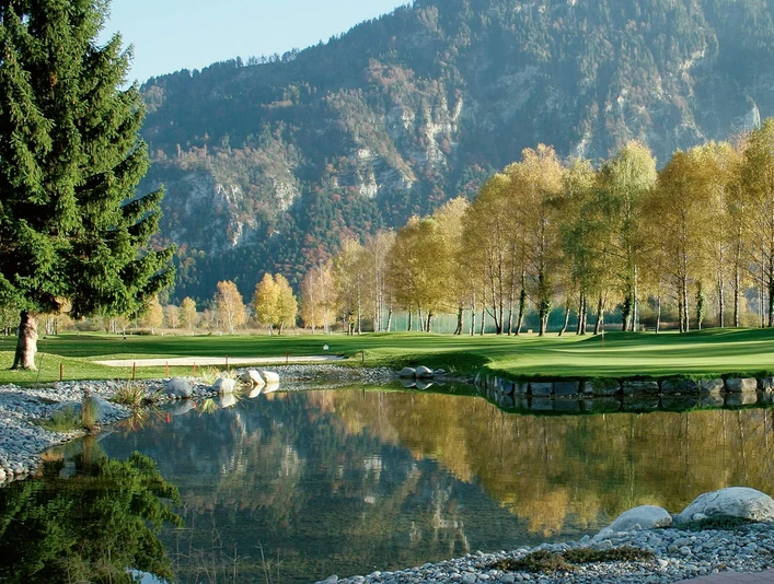 unterseen-golfplatz-wiese-teich-sommer-golfen