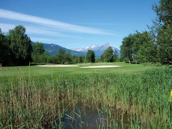 unterseen-golfplatz-gruene-wiese-sommer-golf-spielen