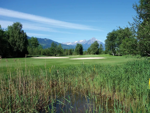 unterseen-golfplatz-gruene-wiese-sommer-golf-spielen