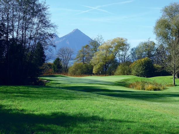 unterseen-golfplatz-sommer-baeume