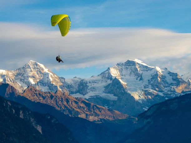 interlaken-twin-paragliding-berge-panorama-winter
