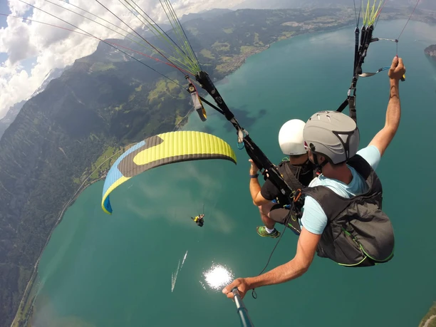 interlaken-twin-paragliding-seen-panorama