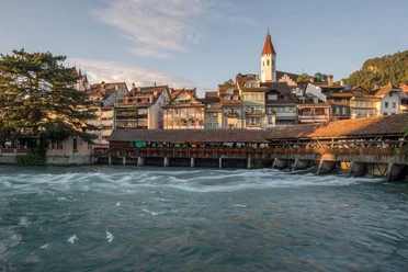 thun-sommer-schleuse-abendstimmung-carolina-piasecki