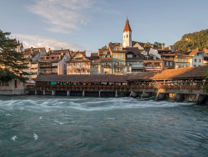 thun-sommer-schleuse-abendstimmung-carolina-piasecki