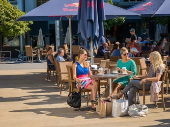 thun-shopping-einkaufen-freunde-sommer