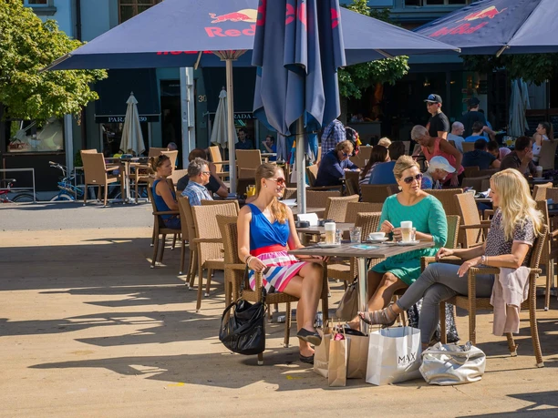 thun-shopping-einkaufen-freunde-sommer