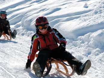 wiriehorn-schlitteln-kinder-spass-schnee-winterlandschaft