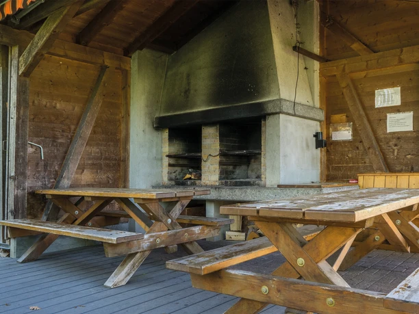 aeschlen-grillplatz-ruetacher-aeschlen-huette-innen