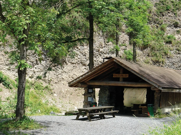 gunten-grillstelle-huette-riedli