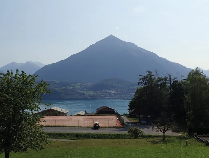sigriswil-tennisplatz-sommer-aussicht