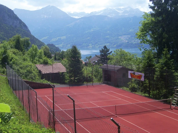merligen-tennisplatz-sommer