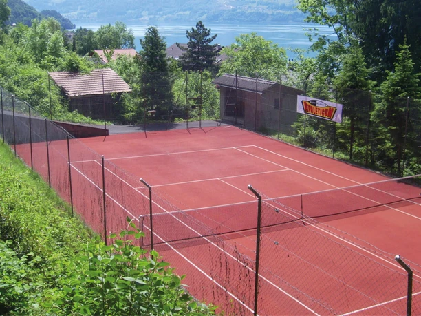 merligen-sommer-tennisplatz
