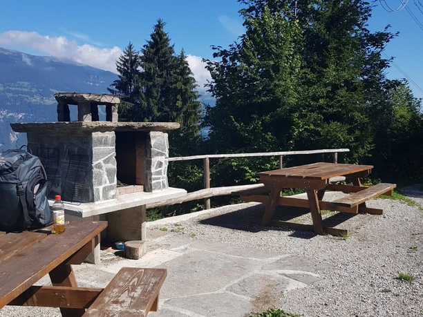 braetliplatz-chuengstuehl-sommer-baenke