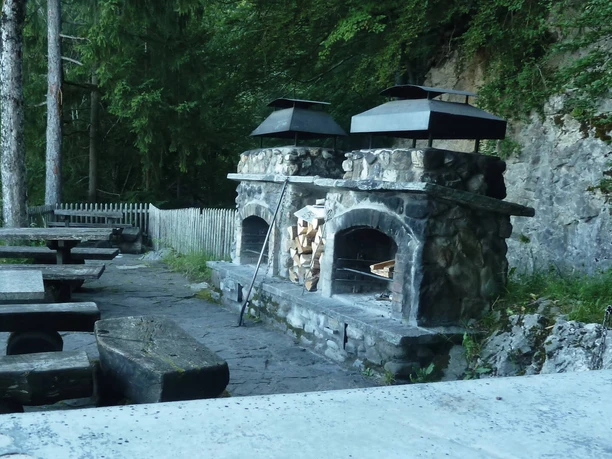 sigriswil-braetliplatz-wyssental-feuerstelle-sommer