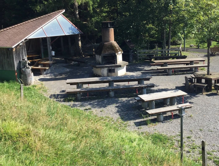 schwanden-grillplatz-stampf-sommer-oben