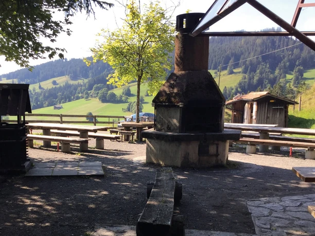 schwanden-grillplatz-stampf-sommer-ansicht