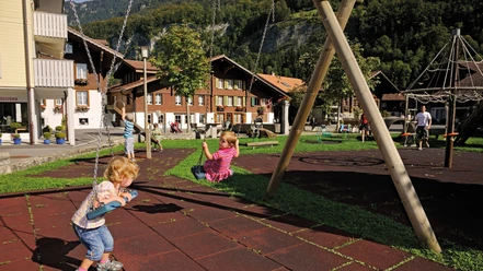 iseltwald-spielplatz-dorfplatz