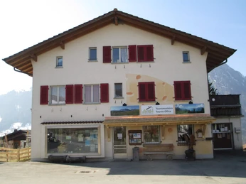 aeschi-tourismusbuero-aussenansicht-gebaeude-tourist-info