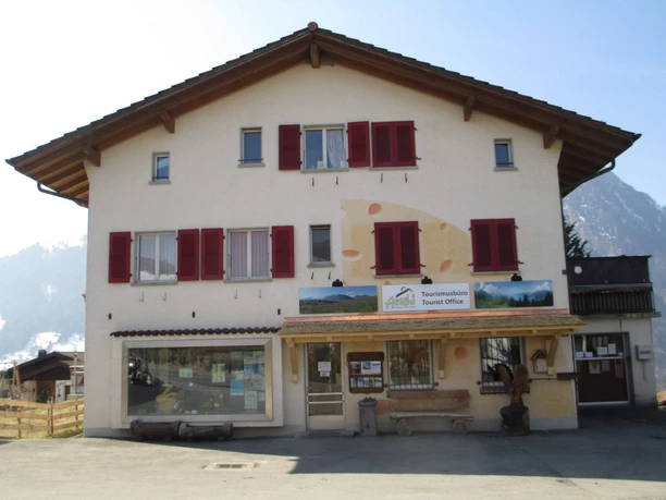 aeschi-tourismusbuero-aussenansicht-gebaeude-tourist-info
