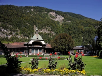 interlaken-kursaal-garten-fruehling-blumen