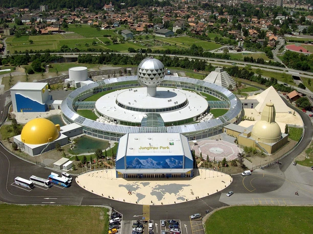 interlaken-jungfraupark-gelaende-sommer-themenpark