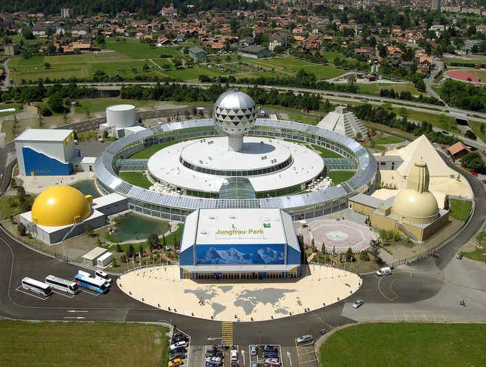 interlaken-jungfraupark-gelaende-sommer-themenpark