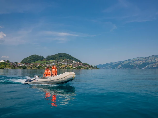 faulensee-motorboot-thunersee-sommer