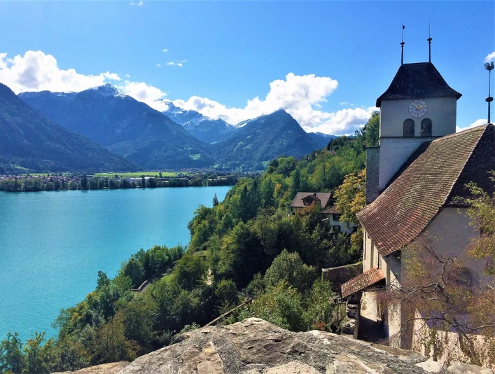 ringgenberg-burgkirche-brienzersee-sommer