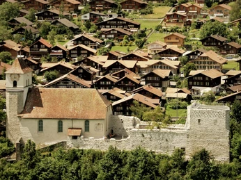 ringgenberg-burgkirche-dorf-brienzersee-sommer